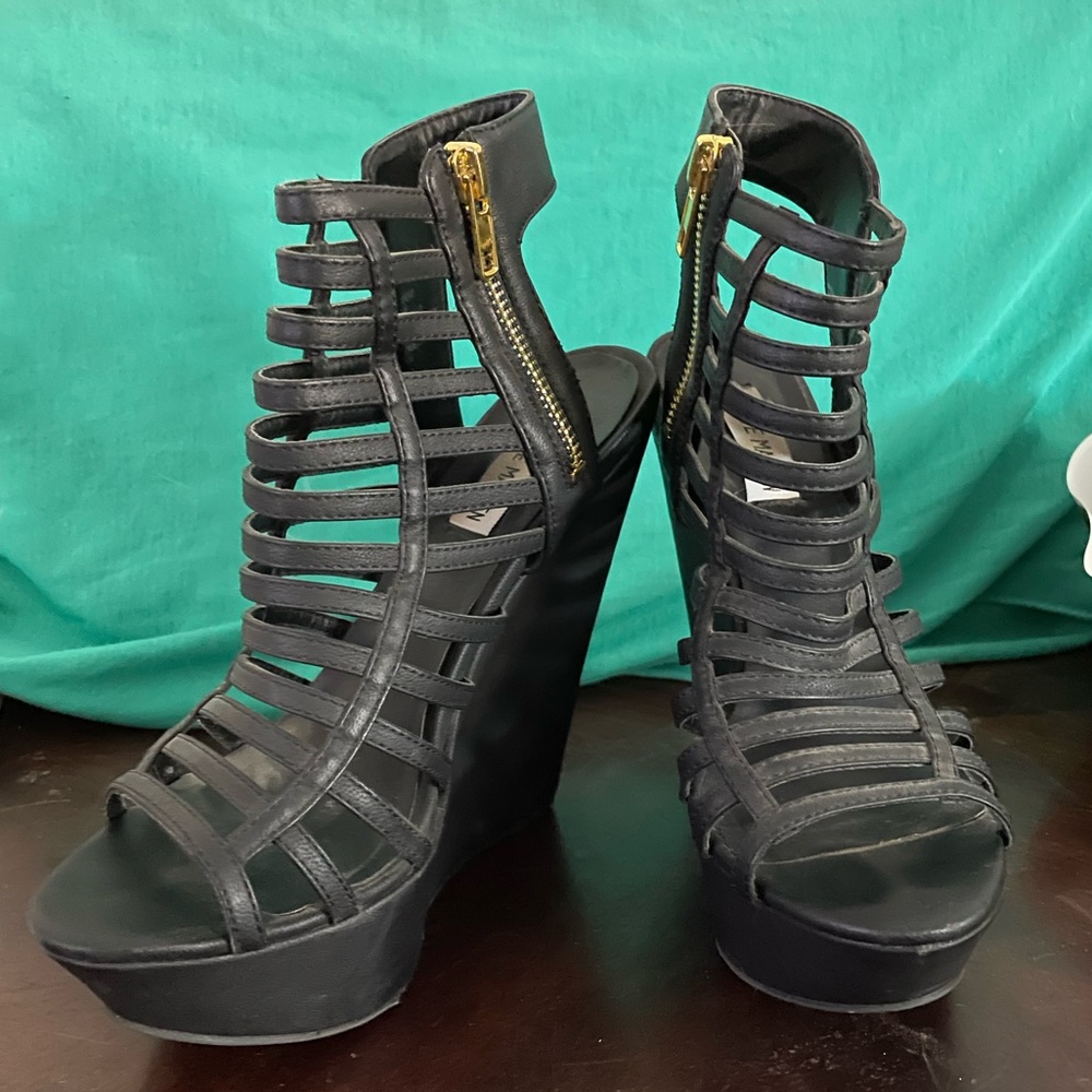 Womens Steve Madden size 8 black caged wedges with gold zipper